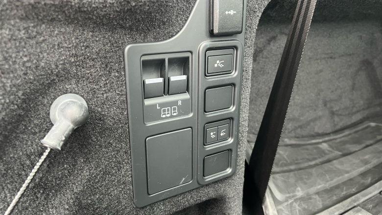 Land Rover Discovery 3.0 D300 R-Dynamic SE 5dr Auto Diesel Station Wagon